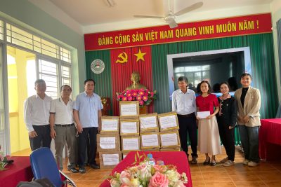 Trao quà cho học sinh bị ảnh hưởng do lũ lụt gây ra